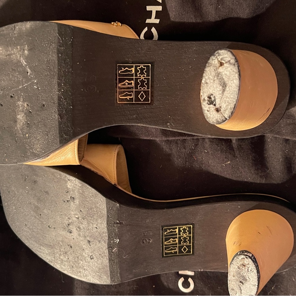 *RARE* CHANEL Beige Leather Slide Sandals with Gold CC Studs - Picture 4 of 9